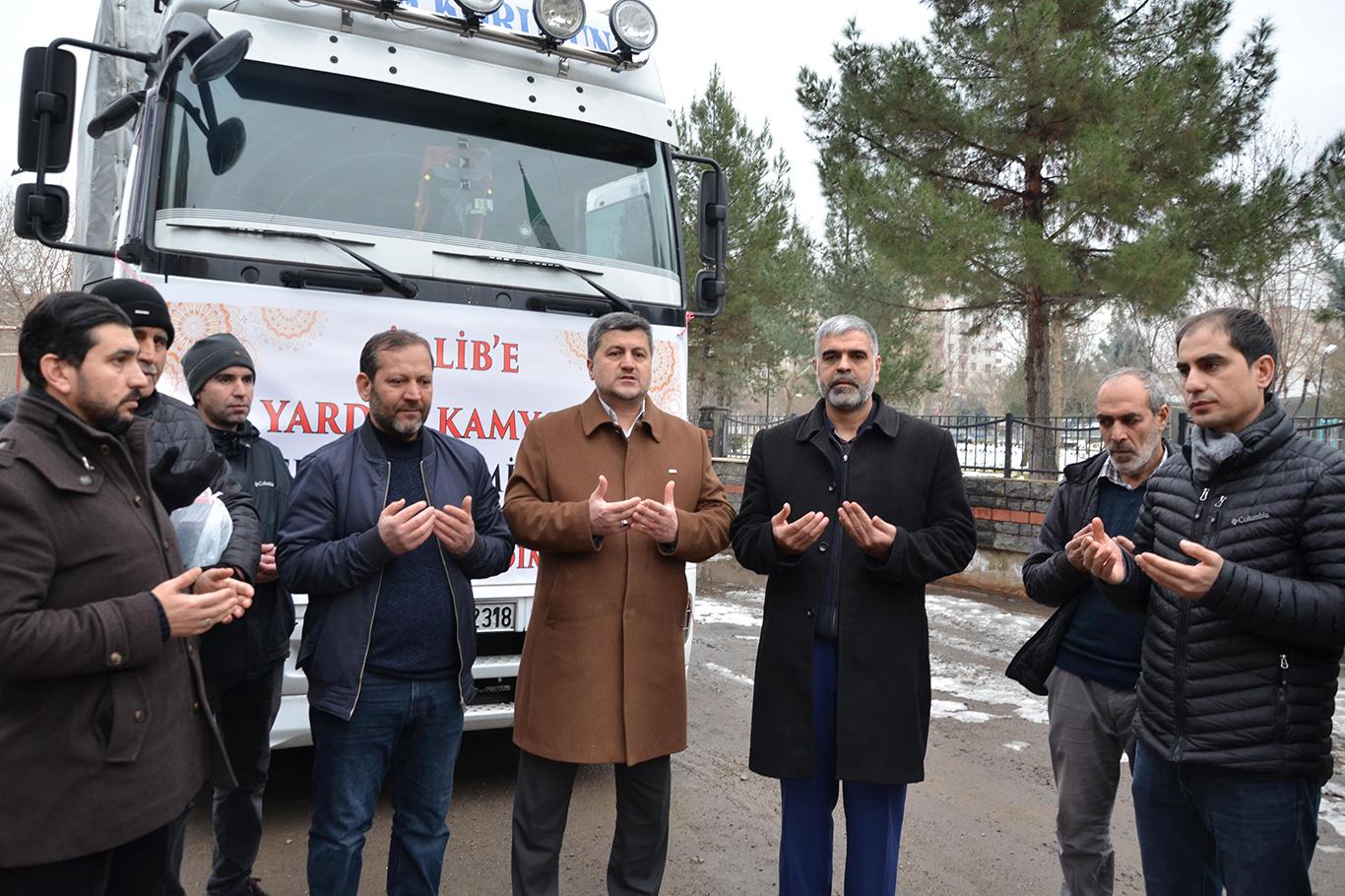 Diyarbakır'dan İdlib'e 1 TIR yardım gönderdi
